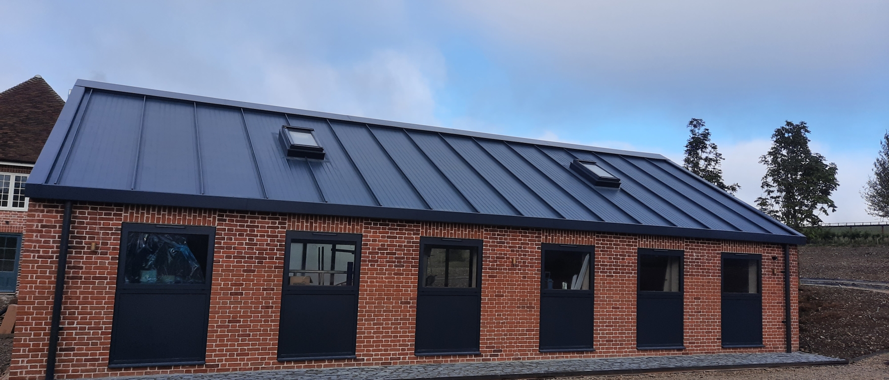 A custom steel roof and roofline for a home gym building in Oxford